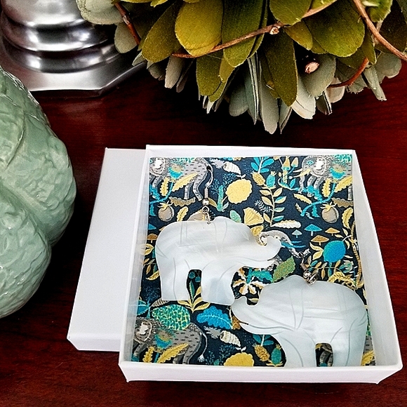 Mother of Pearl Shell Hand Carved Elephant Earring - Picture 2 of 10